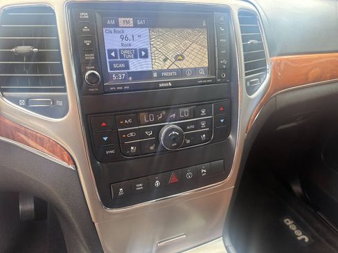 Used 2013 Jeep Grand Cherokee Overland AWD/4WD image 27