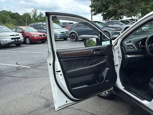 Used 2018 Subaru Outback 3.6R Limited AWD/4WD image 11