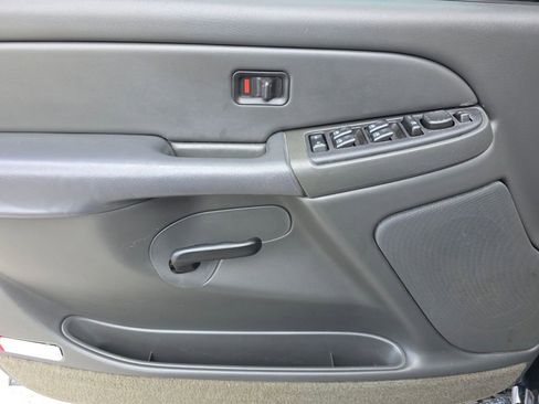 Used 2004 Chevrolet Silverado 2500 LS w/ Skid Plate Package AWD/4WD image 28