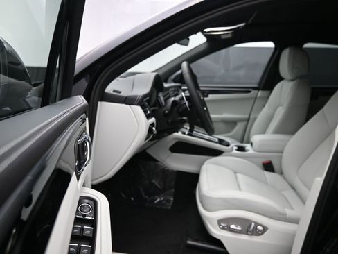 New 2026 Porsche Macan image 4