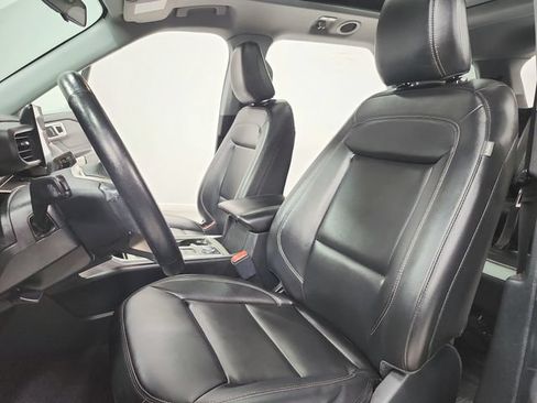 Used 2022 Ford Explorer XLT w/ Equipment Group 202A AWD/4WD image 19