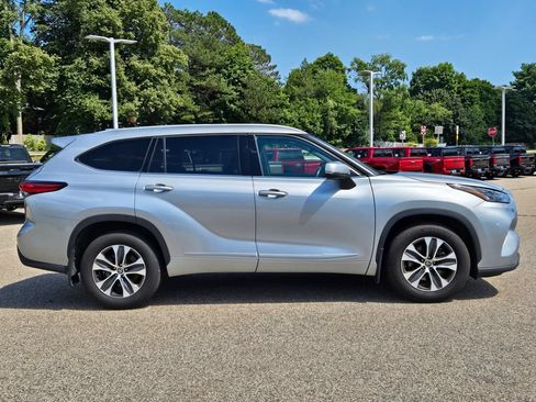 Used 2022 Toyota Highlander XLE AWD/4WD image 7