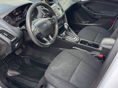 Used 2018 Ford Focus SE FWD image 3