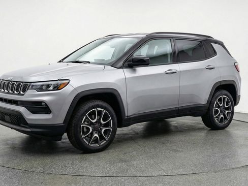 Used 2025 Jeep Compass Trailhawk AWD/4WD image 3