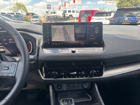 Used 2026 Nissan Rogue SL FWD image 17