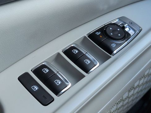 Certified 2026 Kia Carnival SX FWD image 32