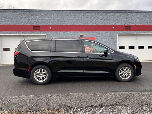 Used 2024 Chrysler Pacifica Touring-L image 2