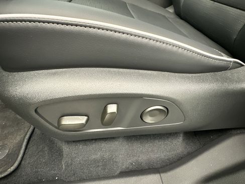 Used 2025 Buick Enclave Sport Touring AWD/4WD image 13