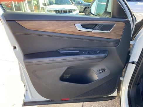 Used 2024 Volkswagen Atlas SE image 11