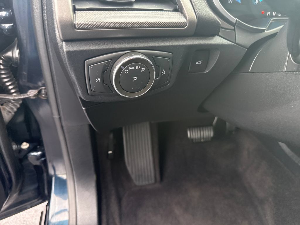 Used 2020 Ford Fusion SE FWD image 15
