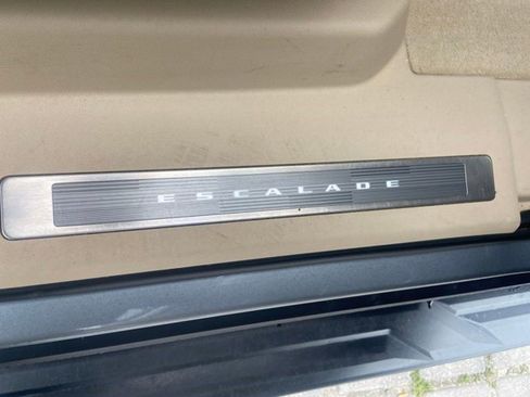 Certified 2023 Cadillac Escalade ESV Premium Luxury w/ Performance Package AWD/4WD image 14