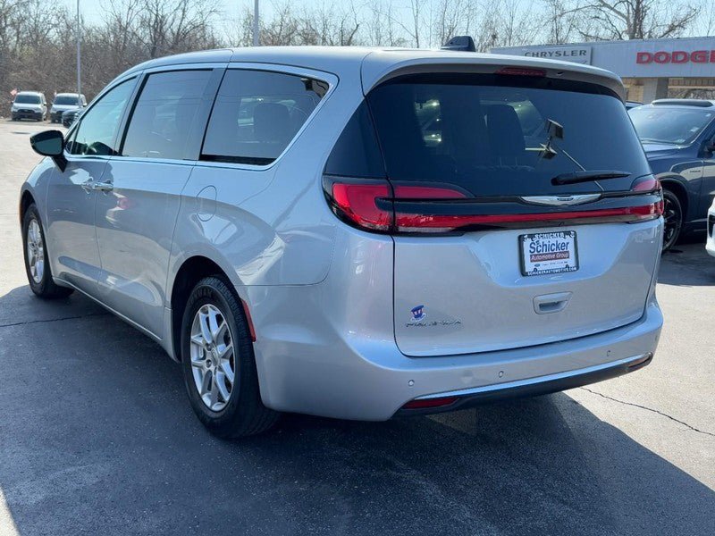 Used 2024 Chrysler Pacifica Touring-L FWD image 6