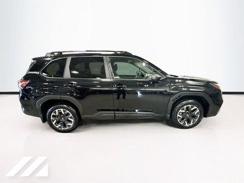 Used 2025 Subaru Forester Premium AWD/4WD image 4