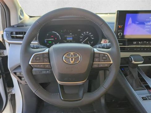 Used 2025 Toyota Sienna XLE w/ XLE Plus Package FWD image 11