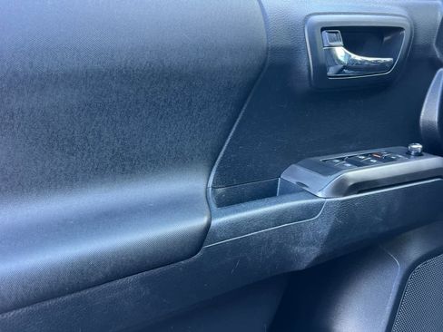 Used 2018 Toyota Tacoma TRD Sport image 12