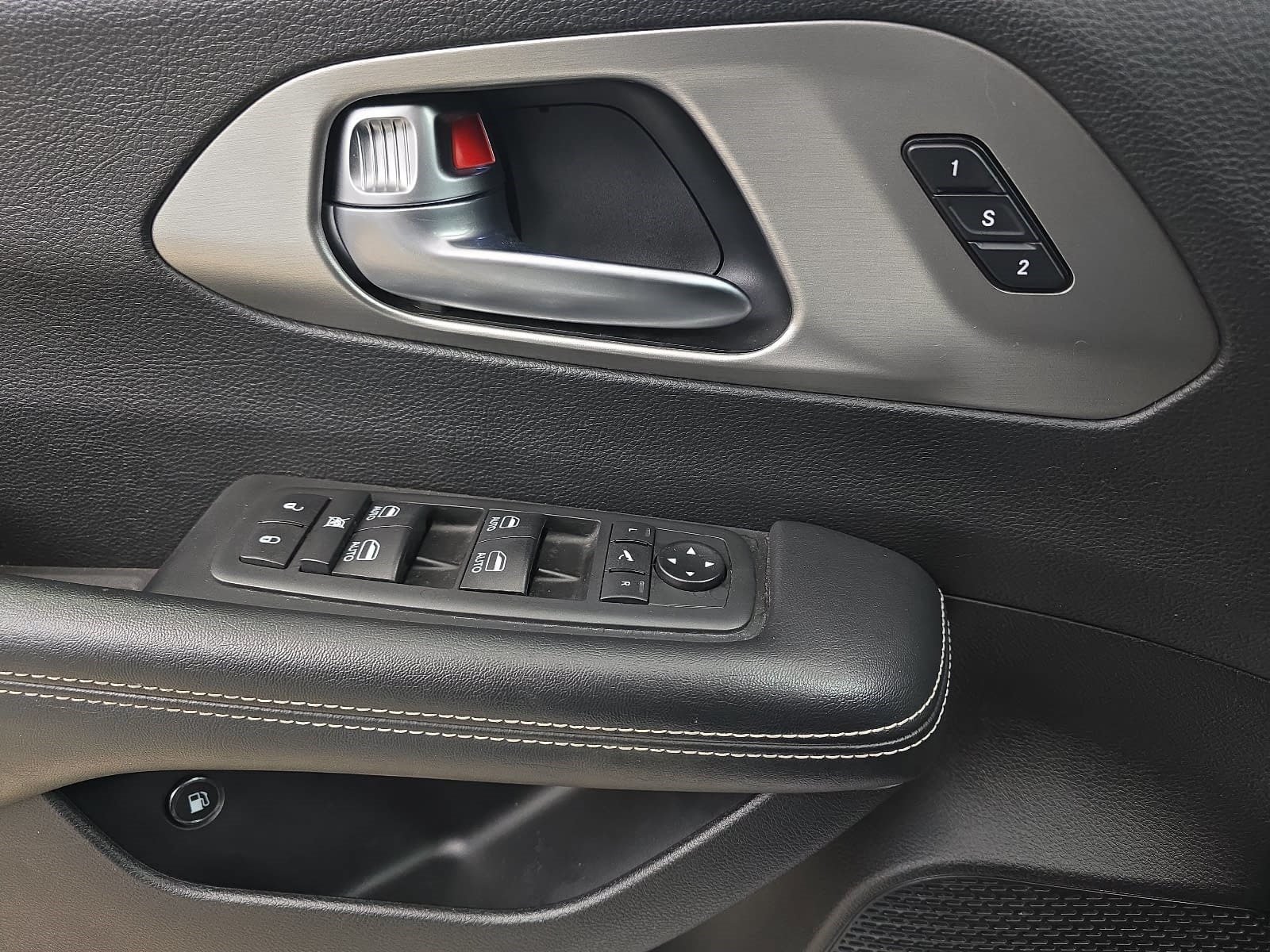 Used 2021 Chrysler Pacifica Limited w/ Uconnect Theater Family Group FWD image 24