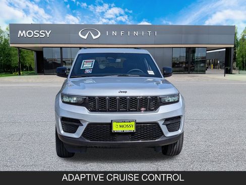 Used 2024 Jeep Grand Cherokee Altitude image 4