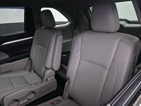 Used 2019 Toyota Highlander XLE image 18