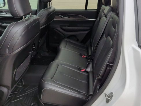Used 2025 Jeep Grand Cherokee Limited w/ Black Appearance Package RWD image 37