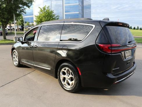 Used 2023 Chrysler Pacifica Limited FWD image 5