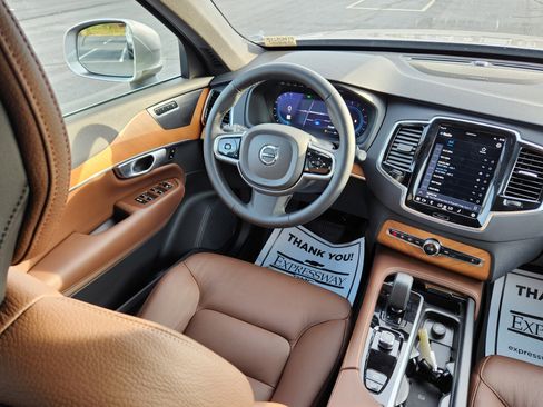 Used 2023 Volvo XC90 B6 Plus image 14