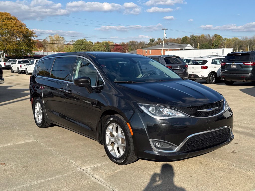 Used 2018 Chrysler Pacifica Touring Plus w/ Tire & Wheel Group FWD image 17