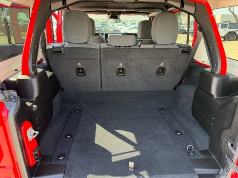 Used 2024 Jeep Wrangler Sahara image 13