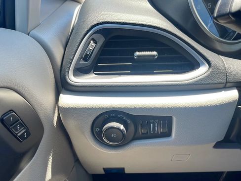 Used 2023 Chrysler Pacifica Touring-L FWD image 20