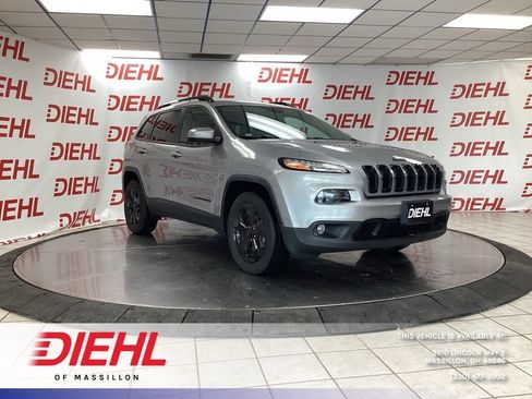 Used 2016 Jeep Cherokee Latitude w/ Comfort/Convenience Group AWD/4WD image 1