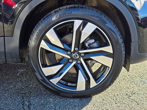 Used 2025 Volvo XC40 B5 Plus w/ Climate Package image 9
