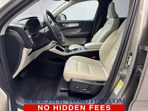 Used 2022 Volvo XC40 T5 Momentum w/ Climate Package image 13