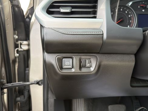 Certified 2022 GMC Acadia SLE w/ Driver Convenience Package image 11