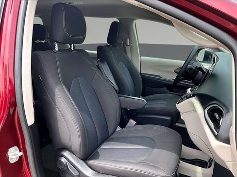 Used 2023 Chrysler Voyager LX FWD image 33