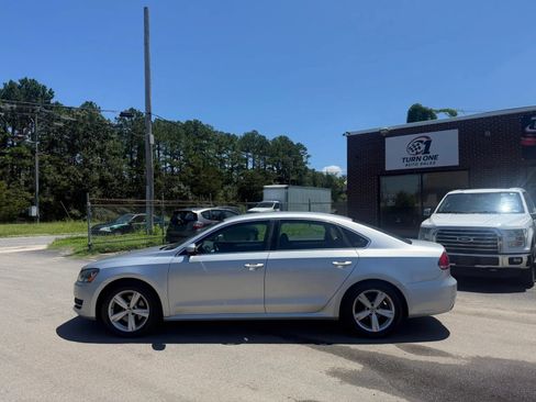 Used 2013 Volkswagen Passat 2.5 SE FWD image 2