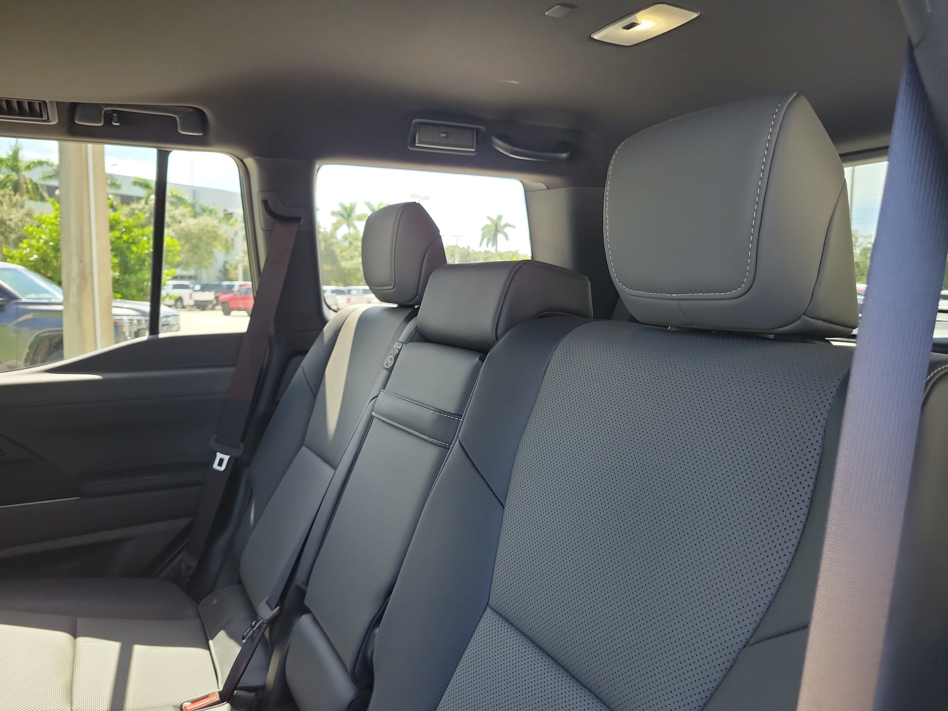 Used 2025 Lexus GX 550 w/ Cold Area Package AWD/4WD image 14