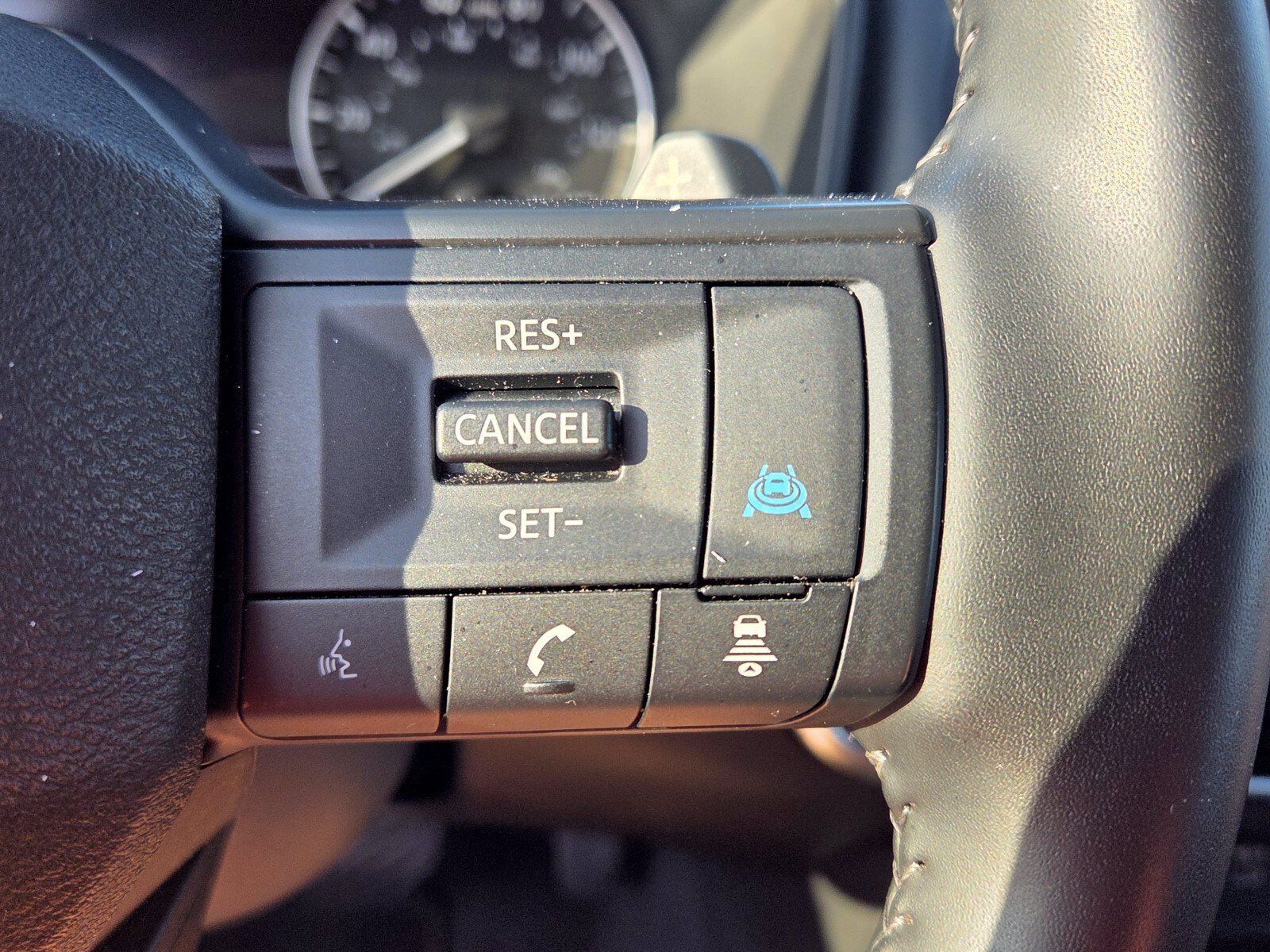 Used 2025 Nissan Rogue SV FWD image 25