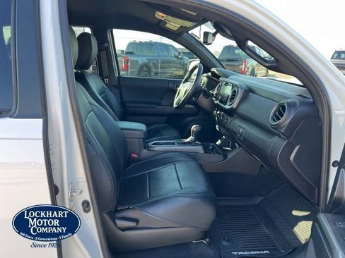 Used 2018 Toyota Tacoma TRD Sport w/ Technology Package image 35