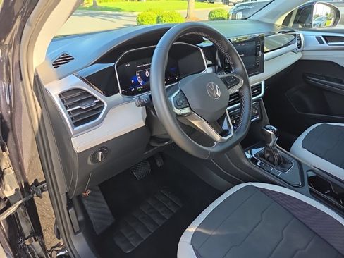 Used 2025 Volkswagen Taos SE FWD image 18