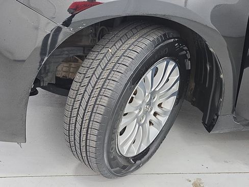 Used 2014 Toyota Sienna XLE w/ XLE Premium Package FWD image 34