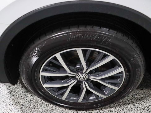 Used 2020 Volkswagen Tiguan SE w/ Panoramic Sunroof Package image 11