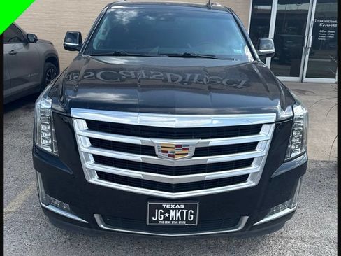 Used 2019 Cadillac Escalade ESV Luxury RWD image 2