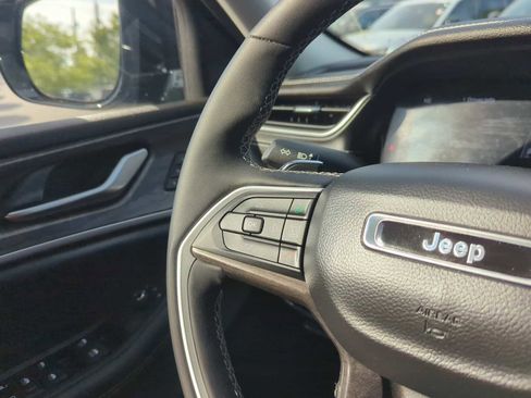 Used 2023 Jeep Grand Cherokee Limited w/ Black Appearance Package AWD/4WD image 20