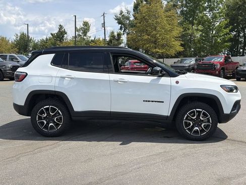 Used 2025 Jeep Compass Trailhawk AWD/4WD image 14