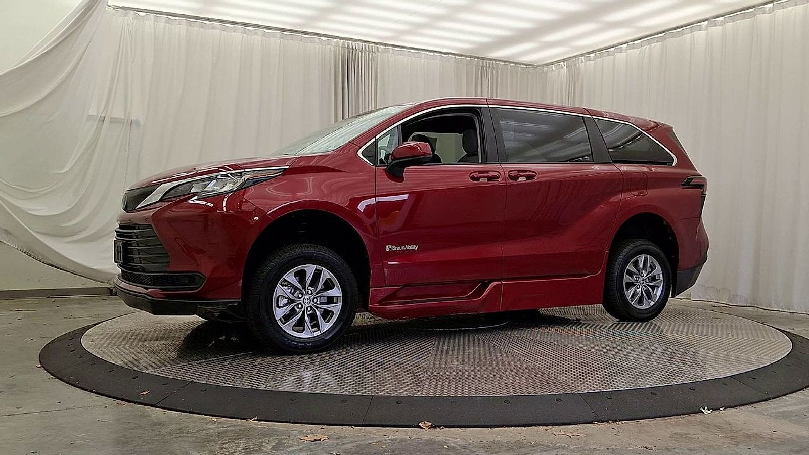 Used 2023 Toyota Sienna LE FWD image 4