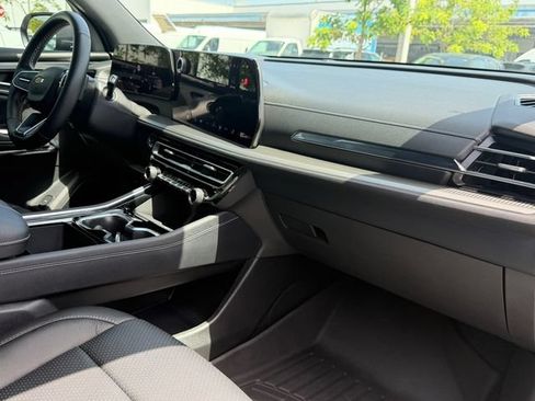 Used 2025 Chevrolet Traverse LT FWD image 15