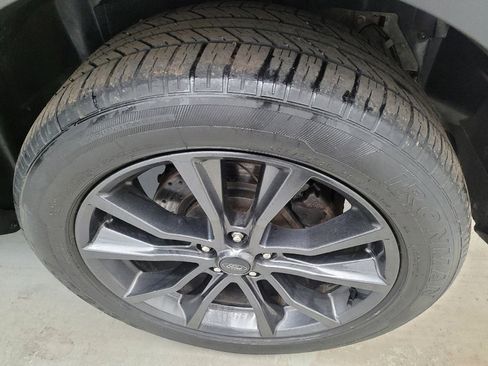 Used 2017 Ford Explorer XLT w/ Equipment Group 202A AWD/4WD image 31