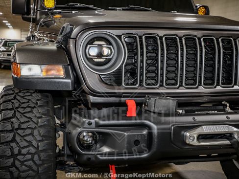 Used 2018 Jeep Wrangler Unlimited Sahara AWD/4WD image 18