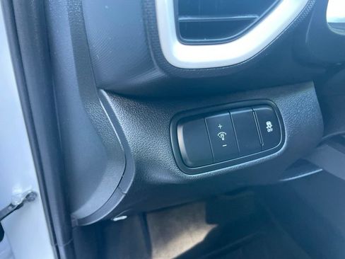 Used 2024 Hyundai Venue Limited FWD image 10