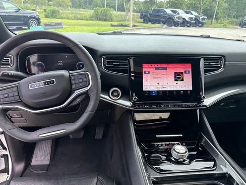 Used 2023 Jeep Wagoneer 4WD w/ Premium Group I image 12