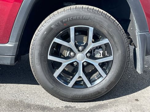 Used 2025 Jeep Grand Cherokee Laredo X w/ Luxury Tech Group I image 11